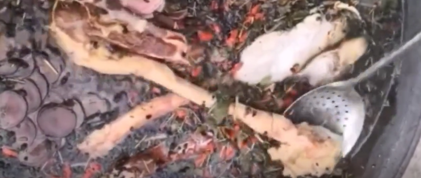 手工熬制鹿膏的过程